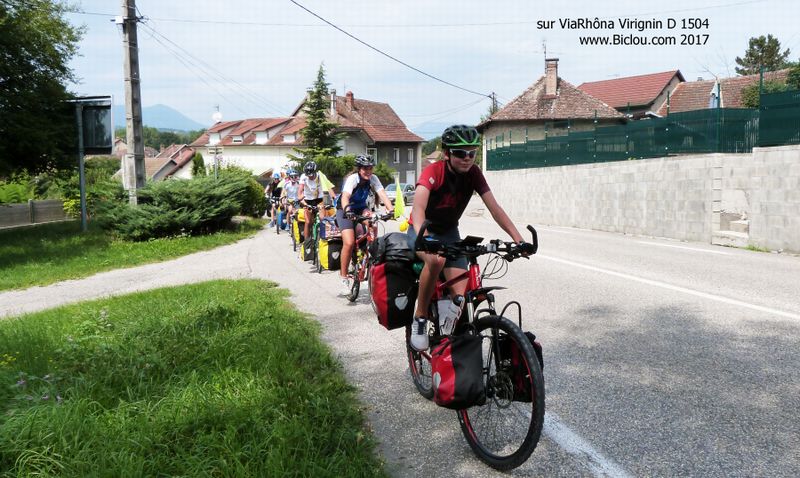 Jeunes cyclistes sur ViaRhôna, passage délicat sortie de Virignin D 1504
