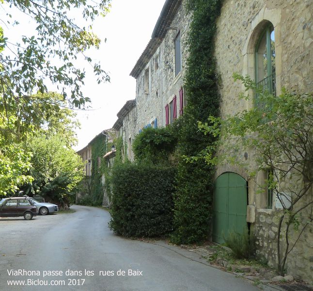 ViaRhôna vous propose de visiter le Village de Baix, faudra chasser les camions de la D 86 !