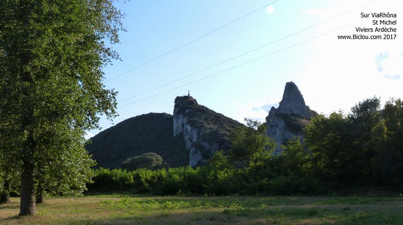 Statue Saint Michel de Viviers (Ardèche), vue de ViaRhôna
