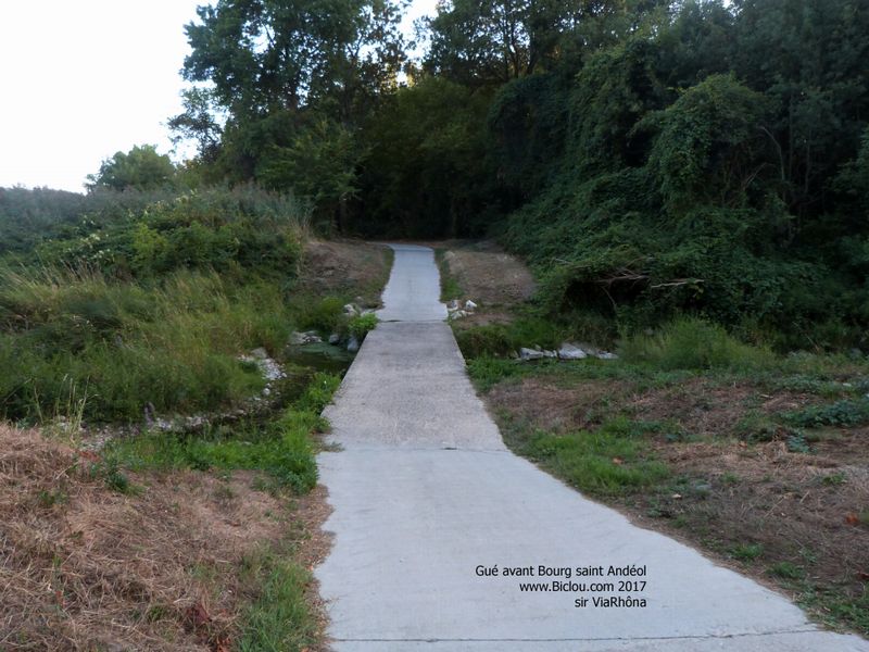 Sur ViaRhôna peu avant Bourg saint Andéol, prize pour qu'il n'y coule pas d'eau : Au Gué, vive la rose ..