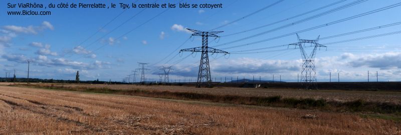 Vue de ViaRhôna : le monde moderne est sur cette image ; centrale nucléaire, pylones, TGV et .. blés..