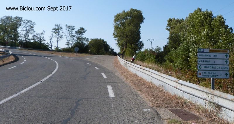ViaRhôna : Modragon à gauche, vers Mornas et Orange