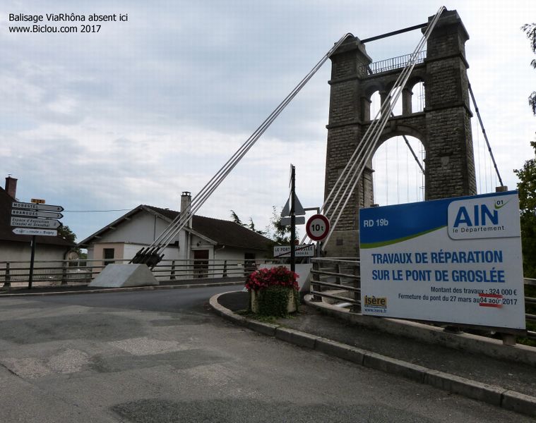 Au pont de Groslée, désolé mais pas vu de balises ViaRhôna en sept 2017