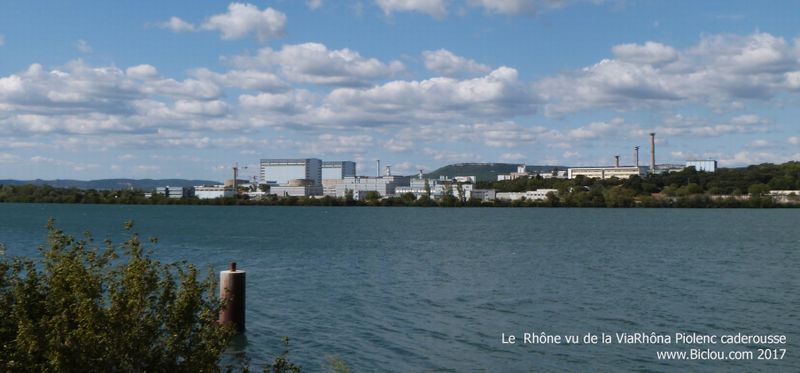 Marcoule roucoule, au delà du Rhône, vue depuis la digue du Rhône et ViaRhôna 