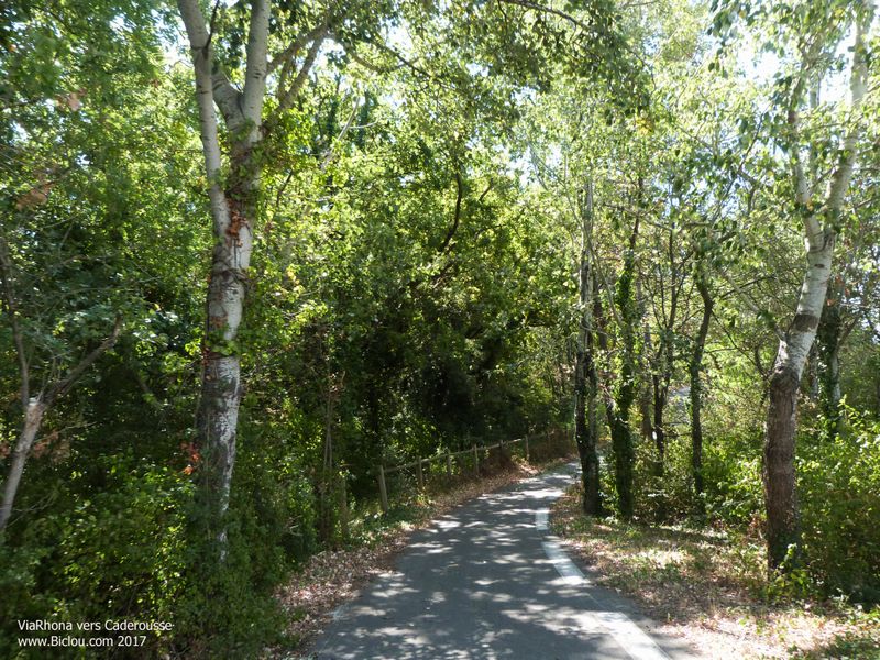 Arrivée à Caderousse par une piste dite cyclable peu large ..