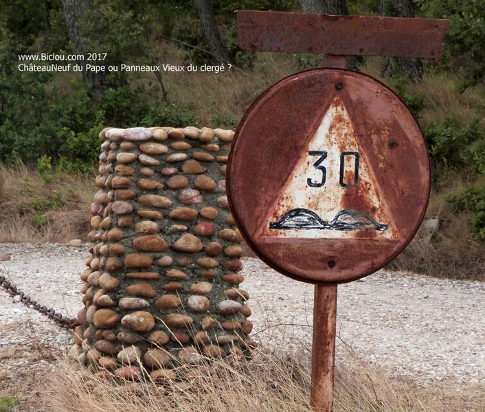 Vieux panneaux routiers à ChateauNeuf du pape
