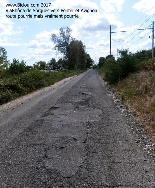 Après Sorgues ViaRhôna se dirige vers Vers le Pontet, le long de la voie ferrée