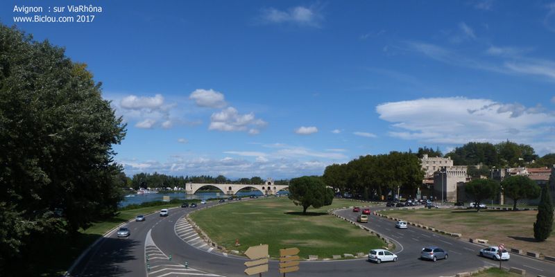 Sortie d'Avignon par ViaRhôna ; belle vue sur la ville et le pont Bénezet