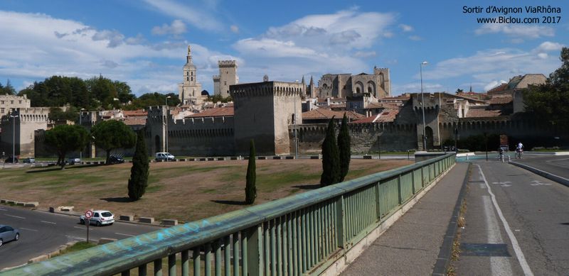 Sortie d'Avignon par ViaRhôna, vue sur la ville