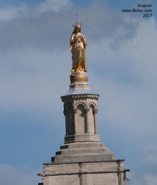 Sur ViaRhôna, vous passerez le pont du Royaume sous la protection de La Vierge dorée de Avignon 