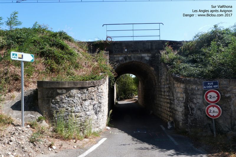 ViaRhôna : Drôle de passage sous le chemin de fer , dans cet Angles