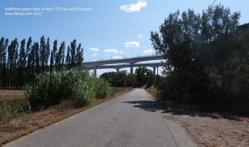 Avignon sud ; ViaRhôna sous le TGV