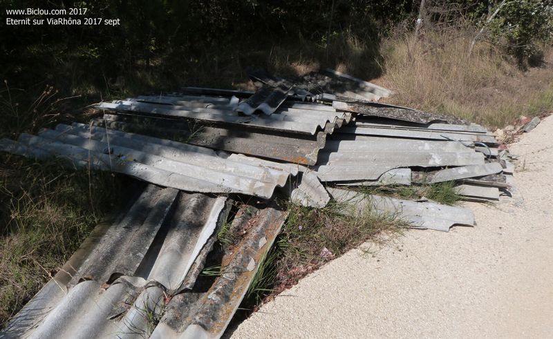 Sur ViaRhôna Avignon sud, avant Aramon ; sept 2017 : Eternelle Eternit, amiante .. 