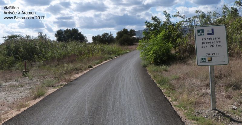 ViaRhôna arrive à Aramon, et retrouve un peu de goudron !