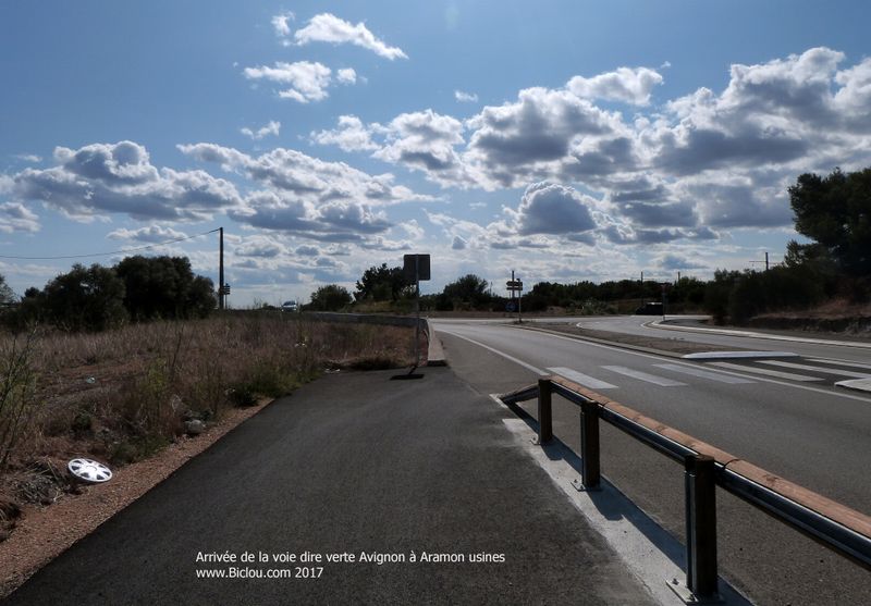 ViaRhôna arrive à Aramon sur le D2, niveau Sanofi