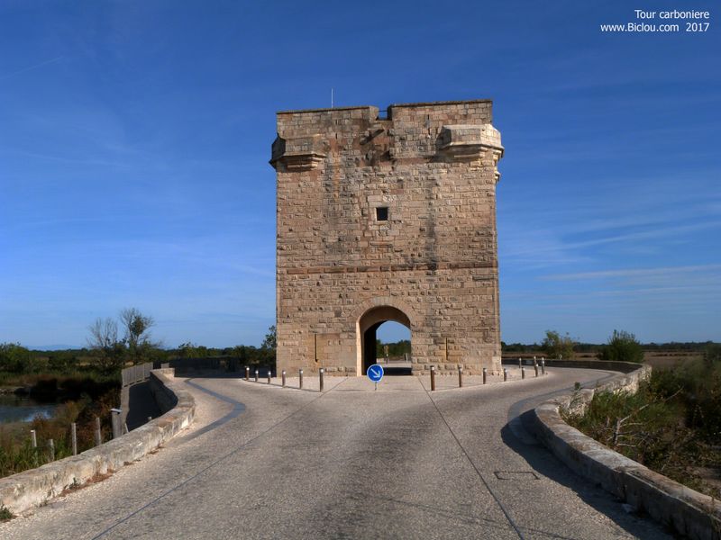 Sur ViaRhôna : Tour carbonnière, à Aigues Mortes