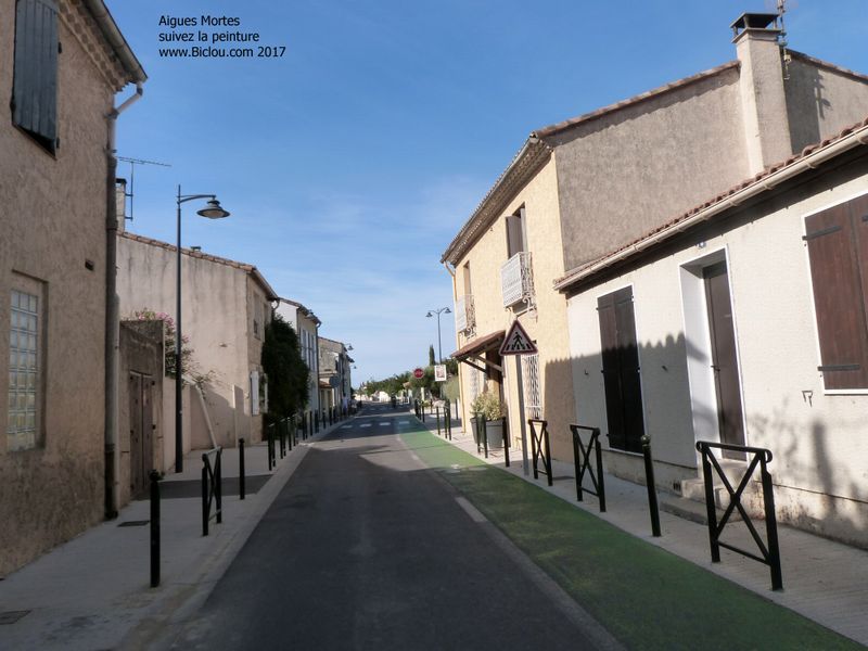 Marquage cycliste, vert, au sol, à Aigues Mortes 