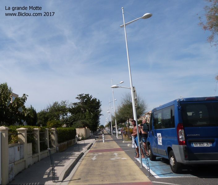 Piste dite cyclable sortant de la Grande Motte, mais pas vus ViaRhôna ni Eurovélo