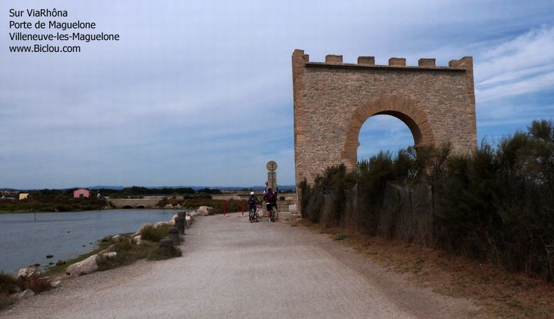 ViaRhôna passe la Porte de Maguelone
