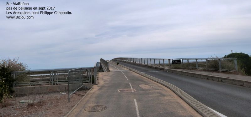 Sur ViaRhôna, passage au dessus du canal de Rhôna à Sète ; par le pont des Aresqiers 