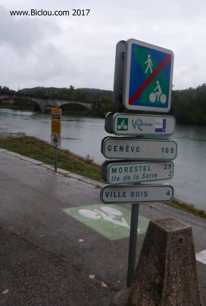 Le Balisage à Sault Brénaz indique ce que nous avons parcouru N km depuis Genève 