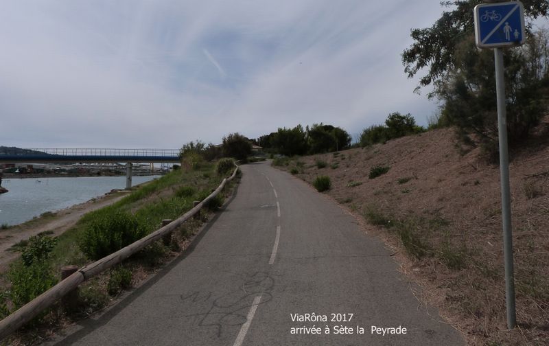 Peyrade de Sète ; long du canal du Rhône à Sète ; fin de piste cyclable sortant de nulle part .. 