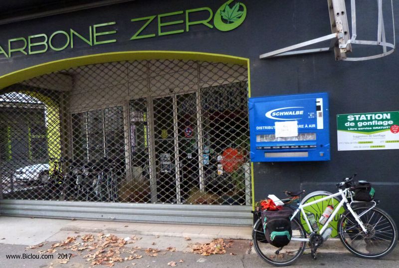 Valence : le Vélociste Carbone zéro, propose une station de gonflage 