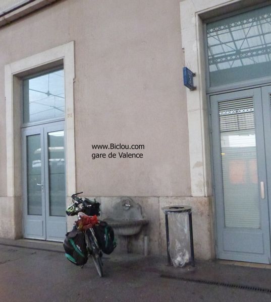 Ya même un robinet où coule de l'eau ; en gare de Valence en 2017