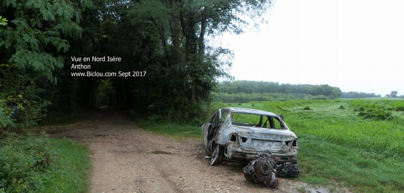 Sur ViaRhôna, en Nord Isère, Anthon : Voiture calcinée