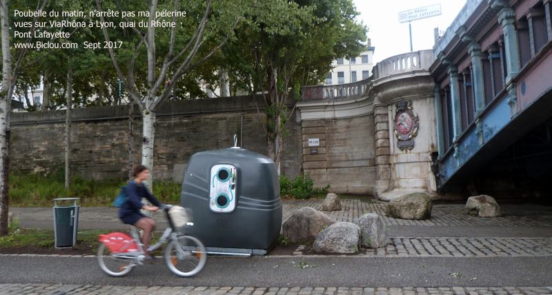 Sur ViaRhôna, Lyon ; Poubelle à verre du matin , n'arrête pas la pélerine, surtout si elle a des pneus increvables ..