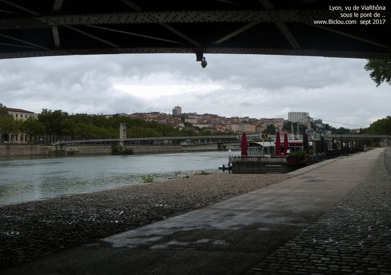 ViaRhôna sur les quais déserts à Lyon