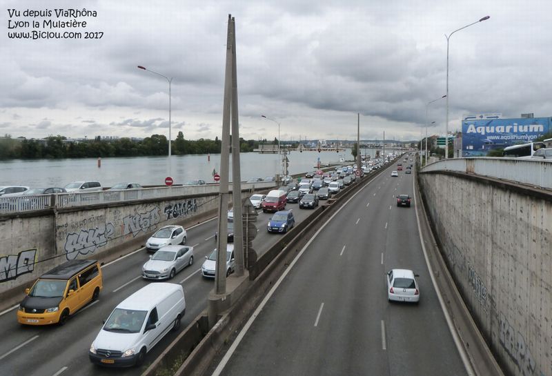 A7 sort de Lyon, sous le regard attendri des cyclistes empruntant ViaRhôna
