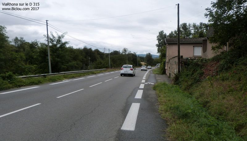 Passé Vernaison, bandes cyclables sur la D 315, ViaRhôna A elle, tourné à gauche avant ..