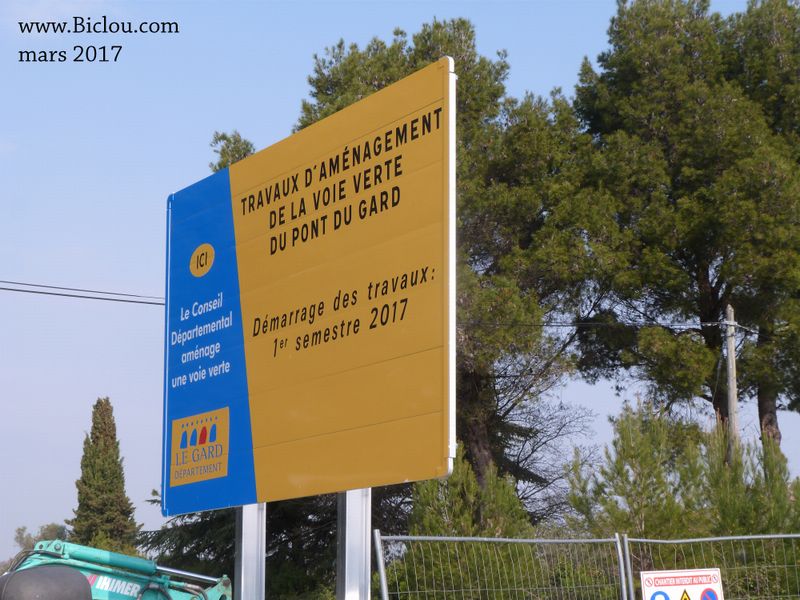 Annexe ViaRhôna : Pancarte annonciatrice voie verte Monfrin pont du Gard en mars 2017