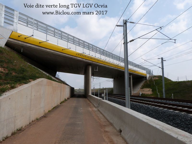 beau passage pour les bicyclette sour un des pont de la LGV Nimes Montpellier  en 2017