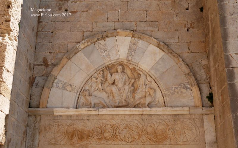 Détail du portail de la cathédrale de Maguelone