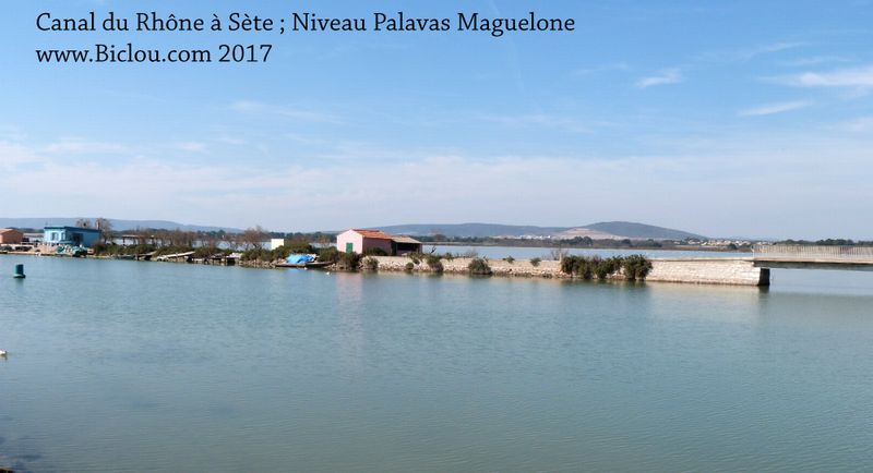 Canal du Rhône à Sète : Cabanes de ? près de maguelone.
