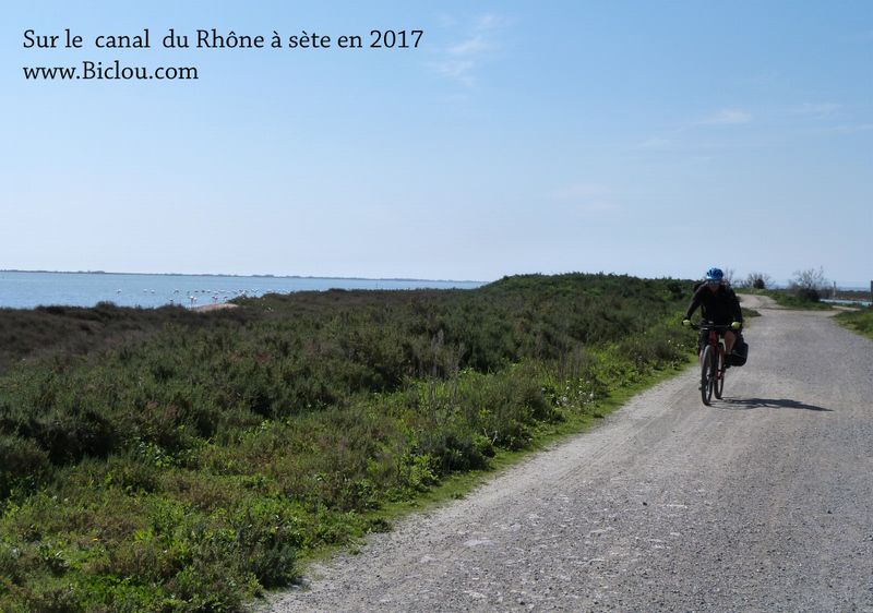 Vers Sète à Bicyclette , sur le halage du canal du Rhône à Sète, rencontre avec des cyclos anglais 2017