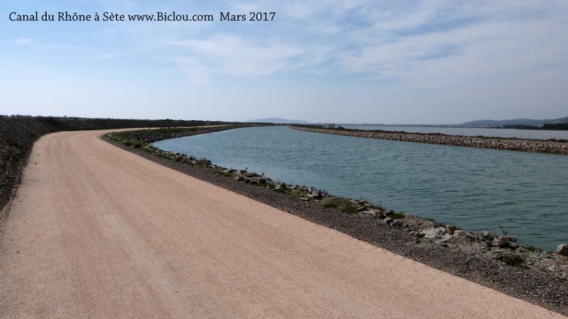 C'est très roulable à Bicyclette sur le canal du Rhône à Sète, à cet endroit (mars 2017)
