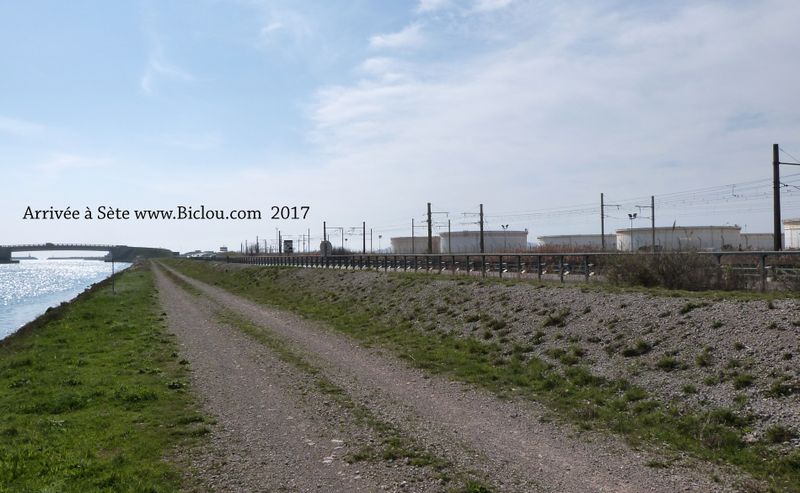 Arrivée à Sète par le canal du Rhône à Sète, niveau cuves de Frontignan