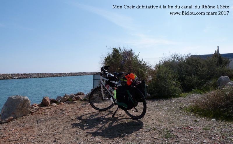 Mon-Coeur dubitative au terminus du canal du Rhône à Sète