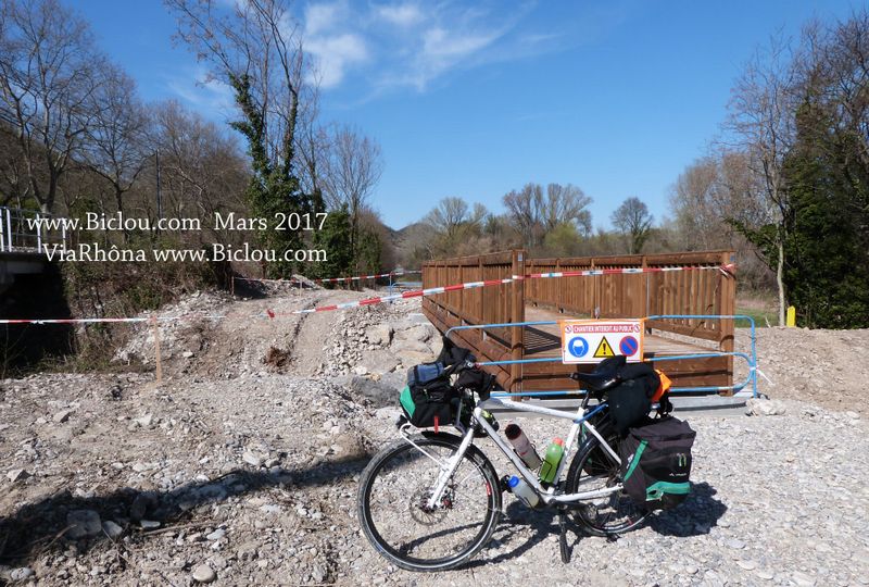 petit pont de bois sur ViaRhôna Baix 2017