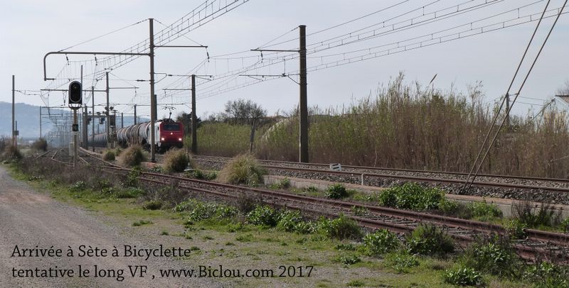 Arrivée à Sète à Bicyclette, par ViaRhôna, en 2017 , a bit Glauque le long de la voie férrée en 2017 ..