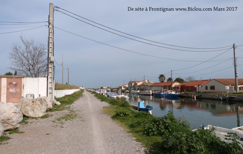 Il est possible de longer le canal à bicyclette, de Frontignan à Sète