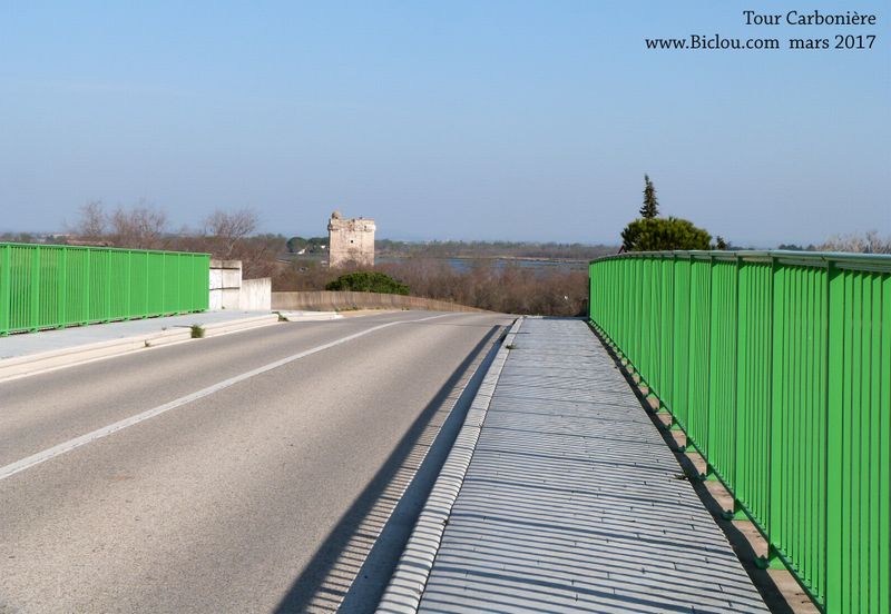 Sur ViaRhôna 2017 : la Tour carbonière (Aigues Mortes) , apparait sur ce pont bien traité 