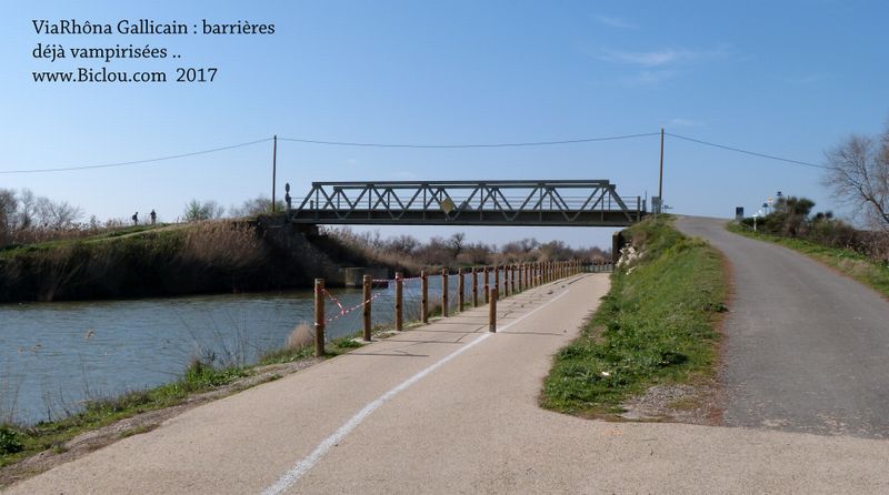 Barrières vampirisées sur ViaRhôna à Gallician , pont des Tourradons , en mars 2017