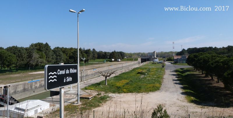 Ecluse de saint Gilles sur le canal du Rhône à Sète