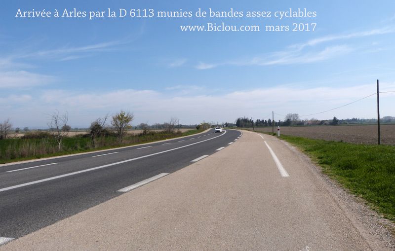 La D 6113 qui mène de Bellegarde à Arles, permet aux cyclistes d'y rouler éventuelement (2017)