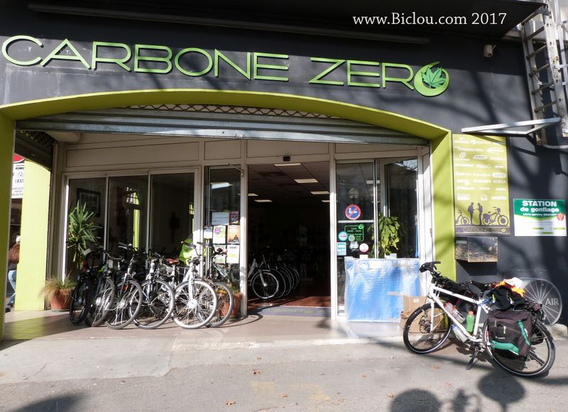 Vélociste Carbone zéro sur le  parvis de la  gare d'Arles en mars 2017