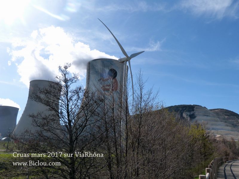 Centrale nucléaire et éolienne de Cruas , vues de ViaRhôna, en mars 2017